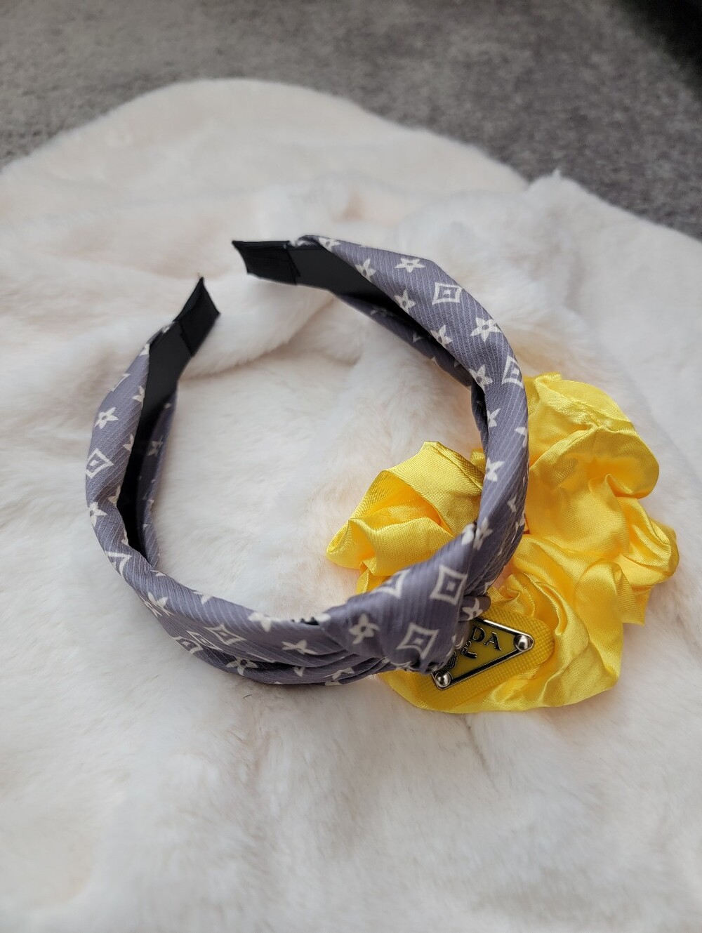 2pcs Gray Patterned Knotted Headband And Yellow Hair Tie